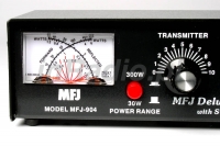 Skrzynka antenowa MFJ-904 z podświetlanym (12V) wskaźnikiem krzyżowym, posiada także do lepszego dostrojenia przełącznik mocy 30/300W